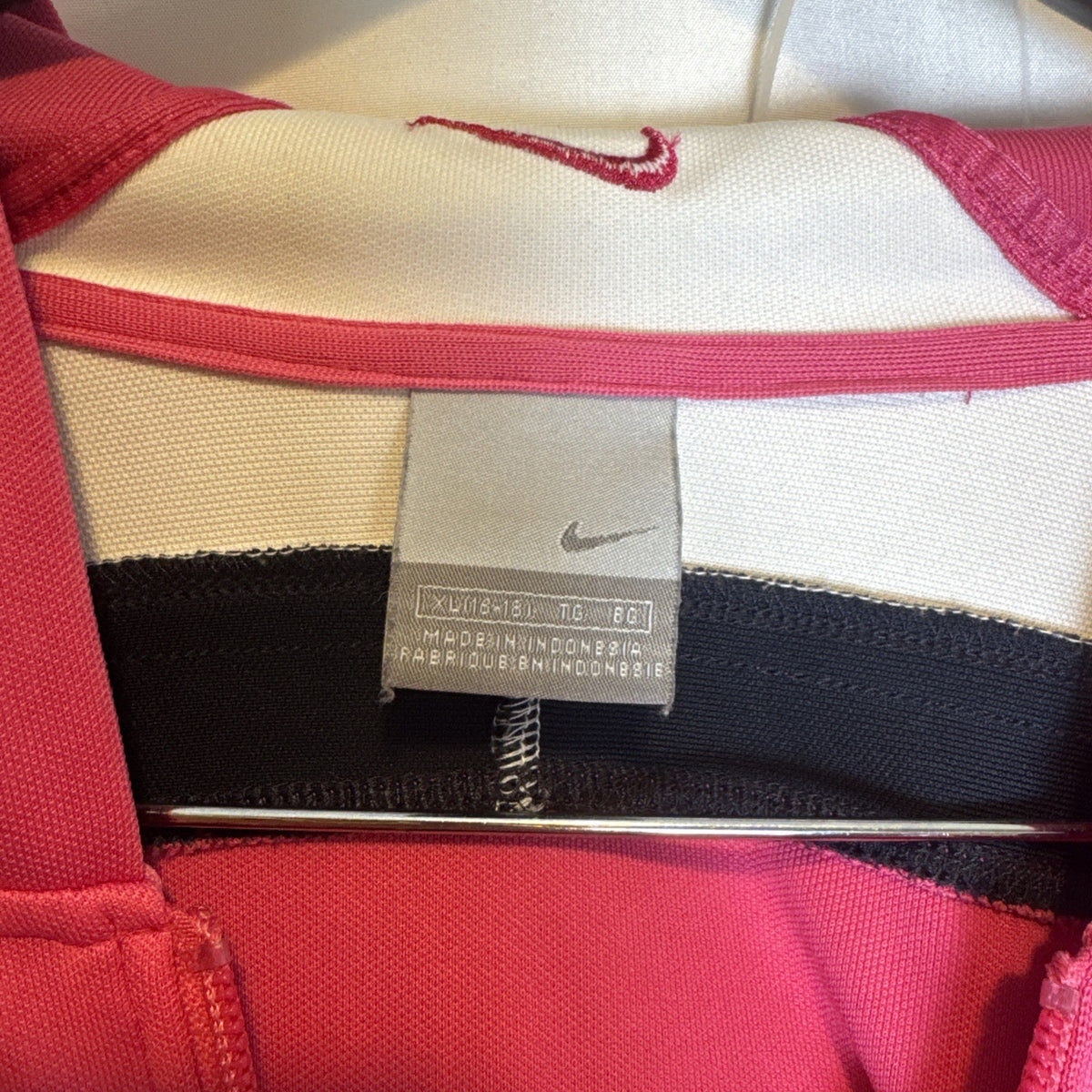 Nike Women's XL lightweight pink full-zip hoodie featuring raglan sleeves and hood.