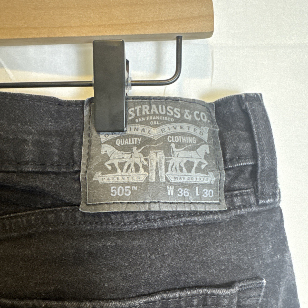 Levi's 505 men's slim straight black denim jeans size 34x27 in good pre-owned condition
