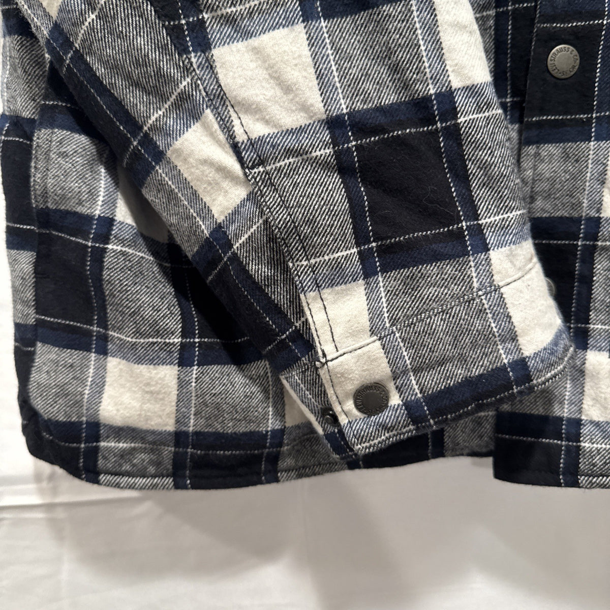 Levi's men's size XXL navy blue and white plaid quilted flannel shirt jacket with snap closure