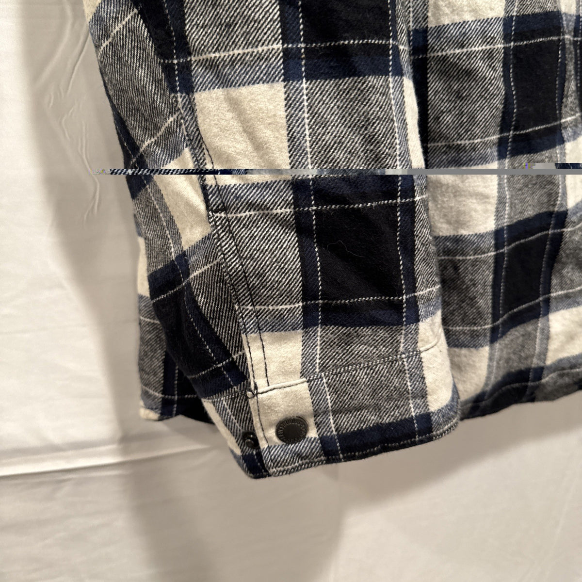 Levi's men's size XXL navy blue and white plaid quilted flannel shirt jacket with snap closure