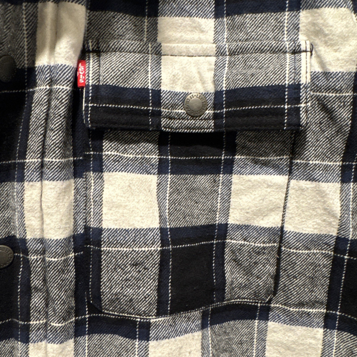 Levi's men's size XXL navy blue and white plaid quilted flannel shirt jacket with snap closure