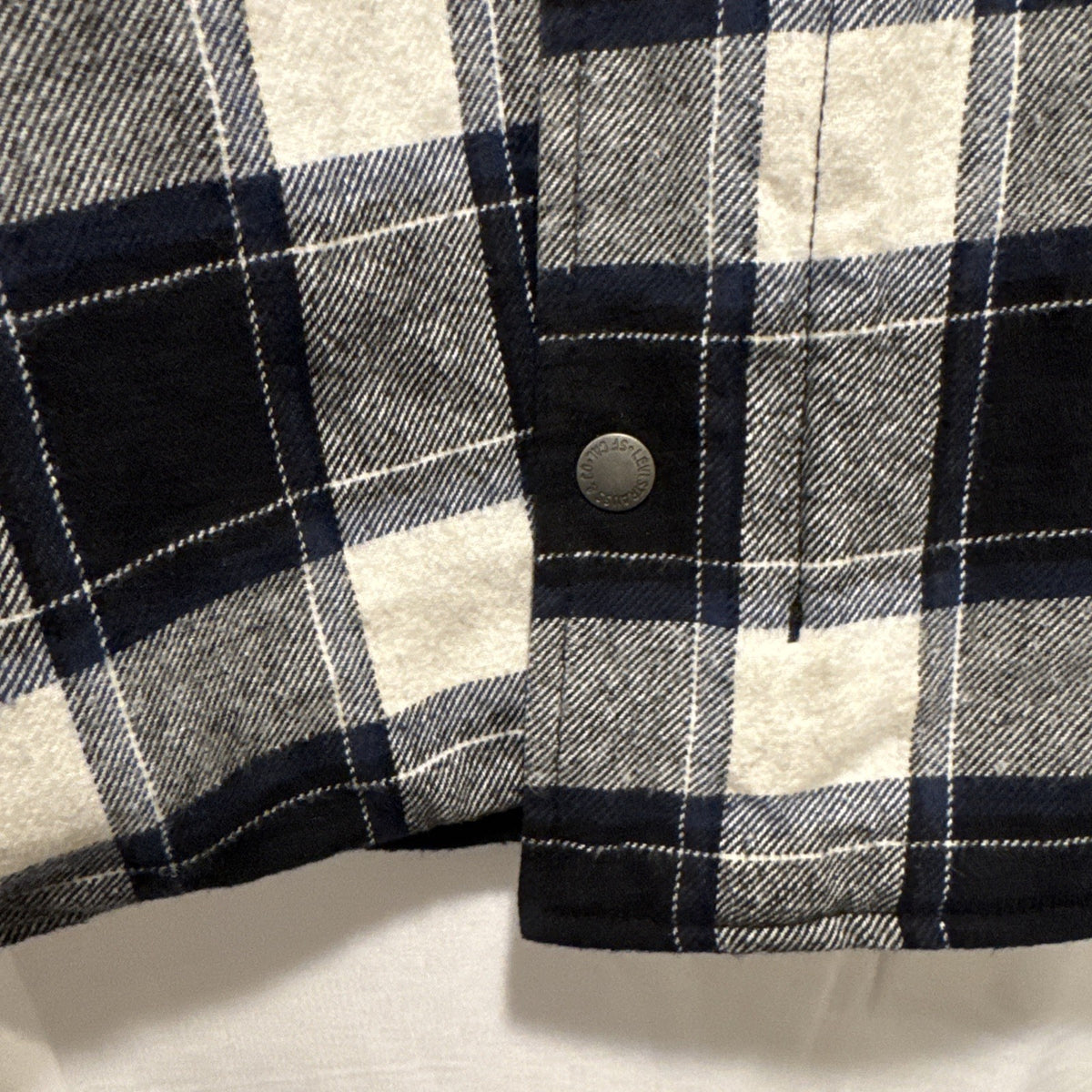 Levi's men's size XXL navy blue and white plaid quilted flannel shirt jacket with snap closure
