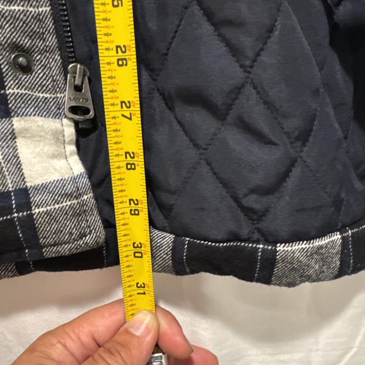 Levi's men's size XXL navy blue and white plaid quilted flannel shirt jacket with snap closure