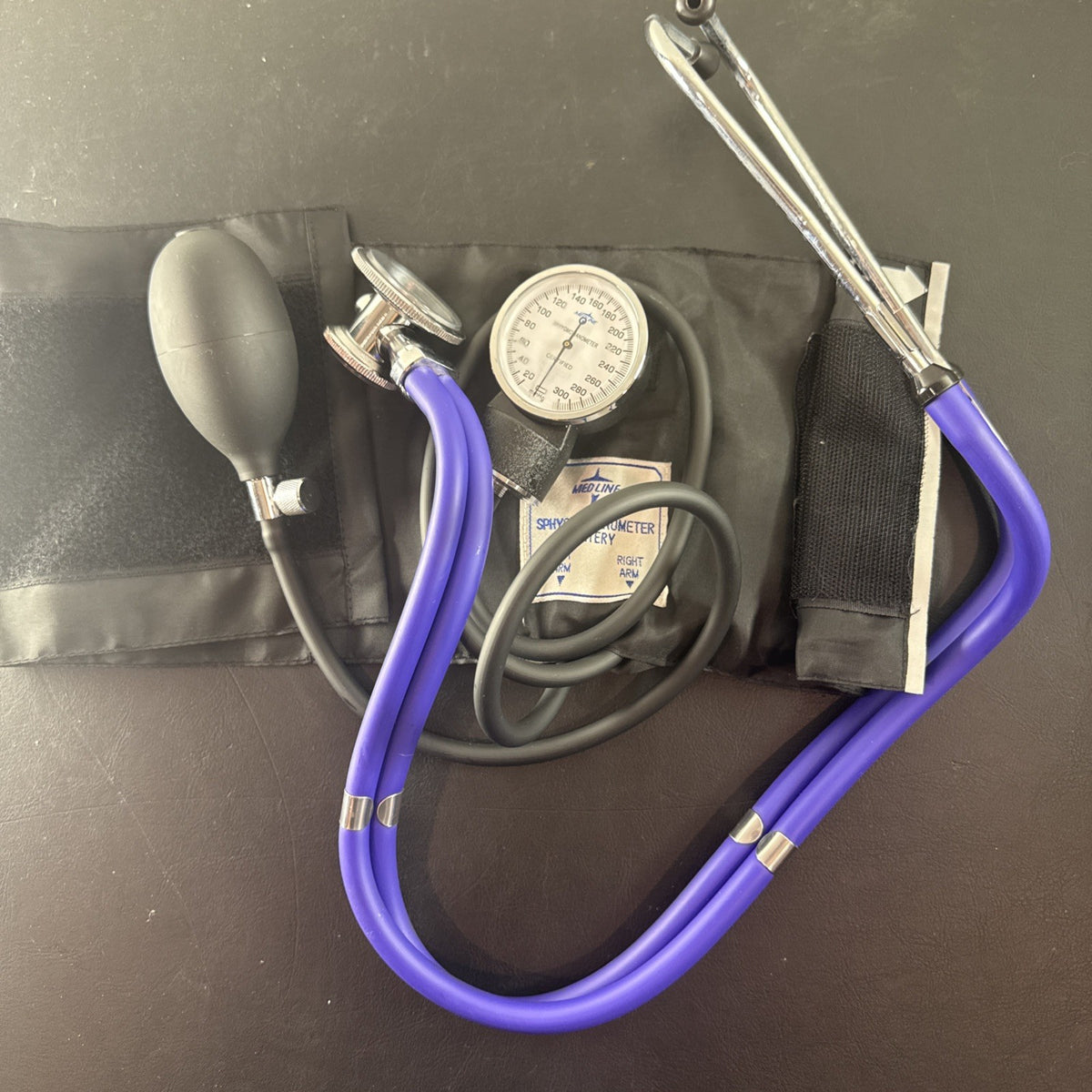 Medline aneroid sphygmomanometer analog blood pressure monitor with black cuff set