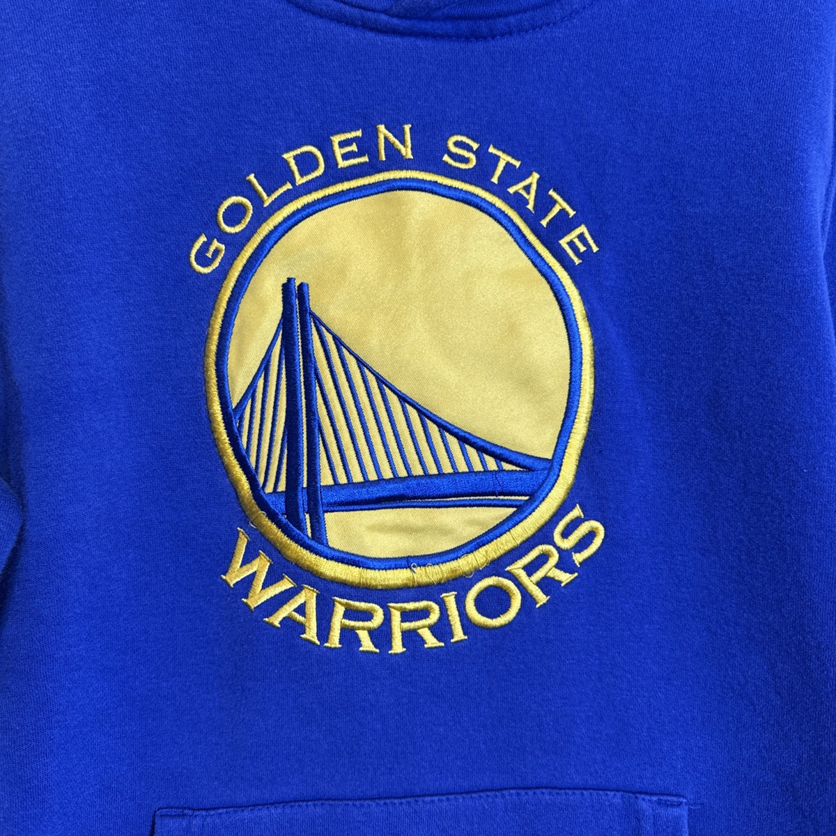 Front view of a pre-owned blue Golden State Warriors NBA pullover hoodie in Boys size XL.