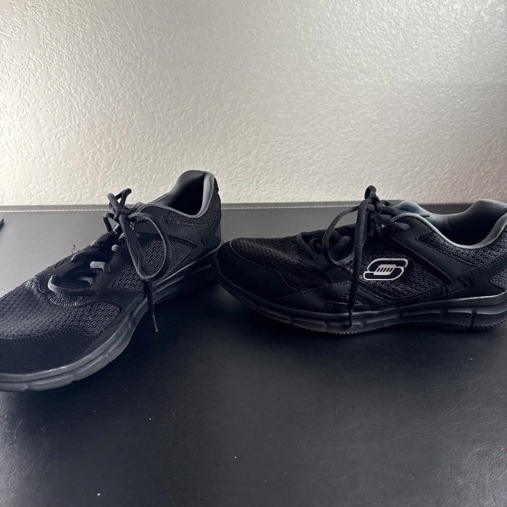 Black Skechers LightWeight low-top sneakers in unisex size 8.5 with memory foam insoles