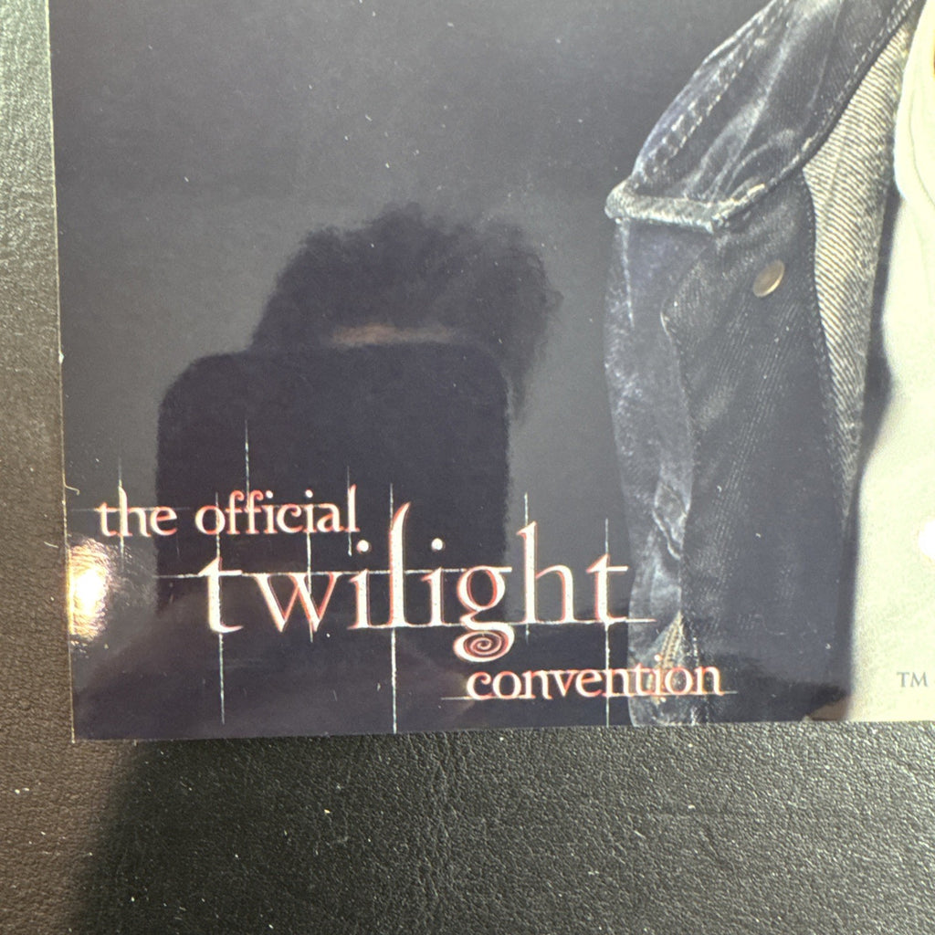 Official 2010 Twilight Convention 8x10 glossy photograph featuring Robert Pattinson as Edward Cullen