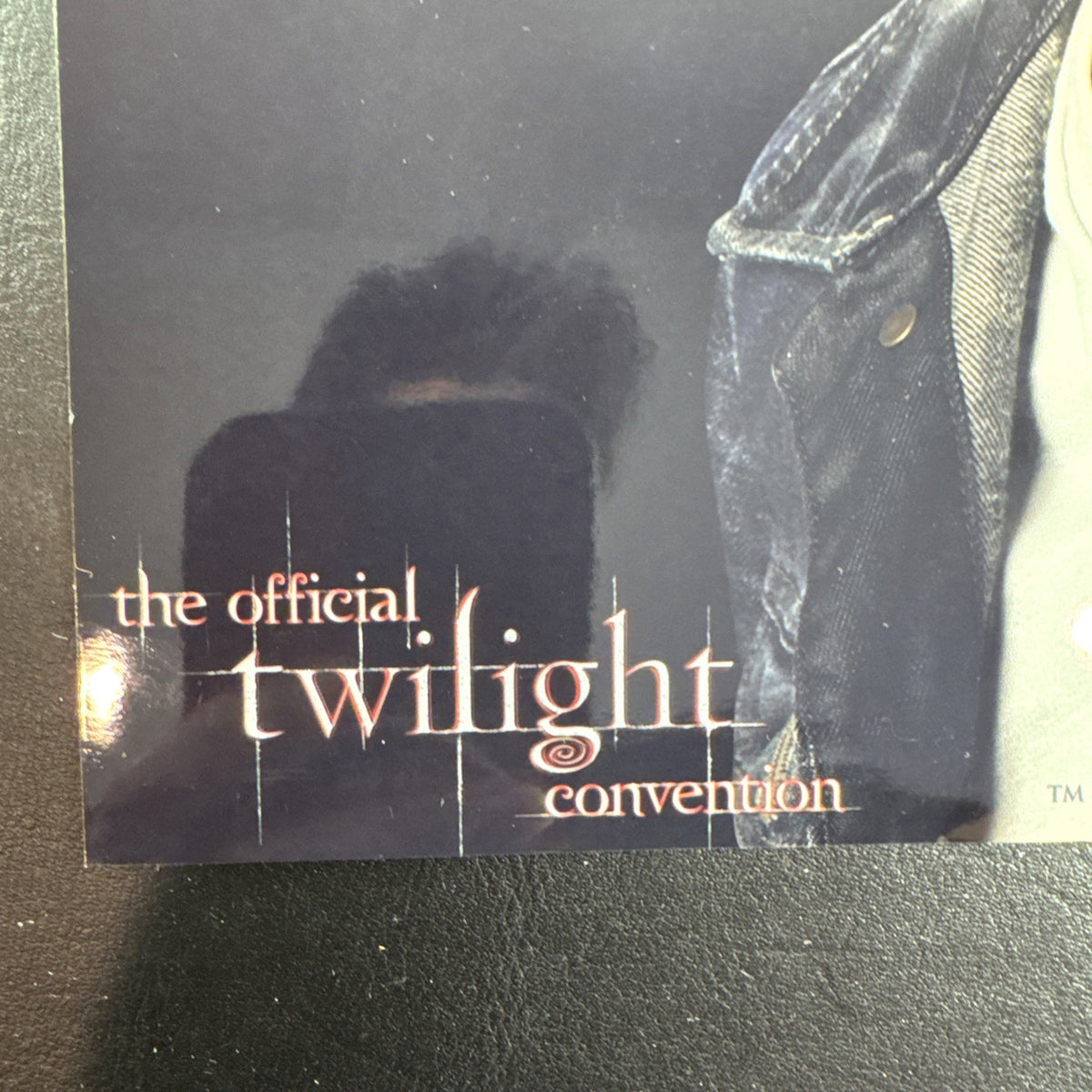 Official 2010 Twilight Convention 8x10 glossy photograph featuring Robert Pattinson as Edward Cullen