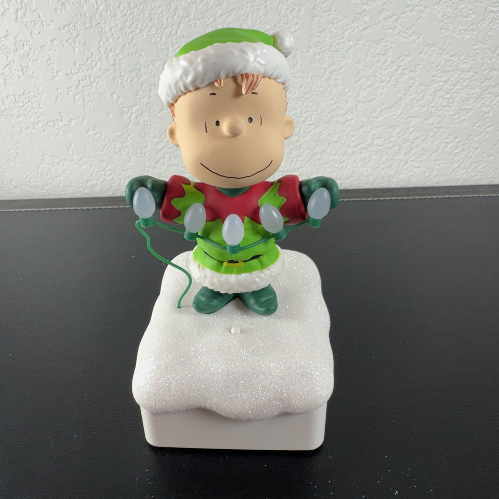 Hallmark 2015 Peanuts Linus elf musical lighted tabletop figurine on glittery snow base