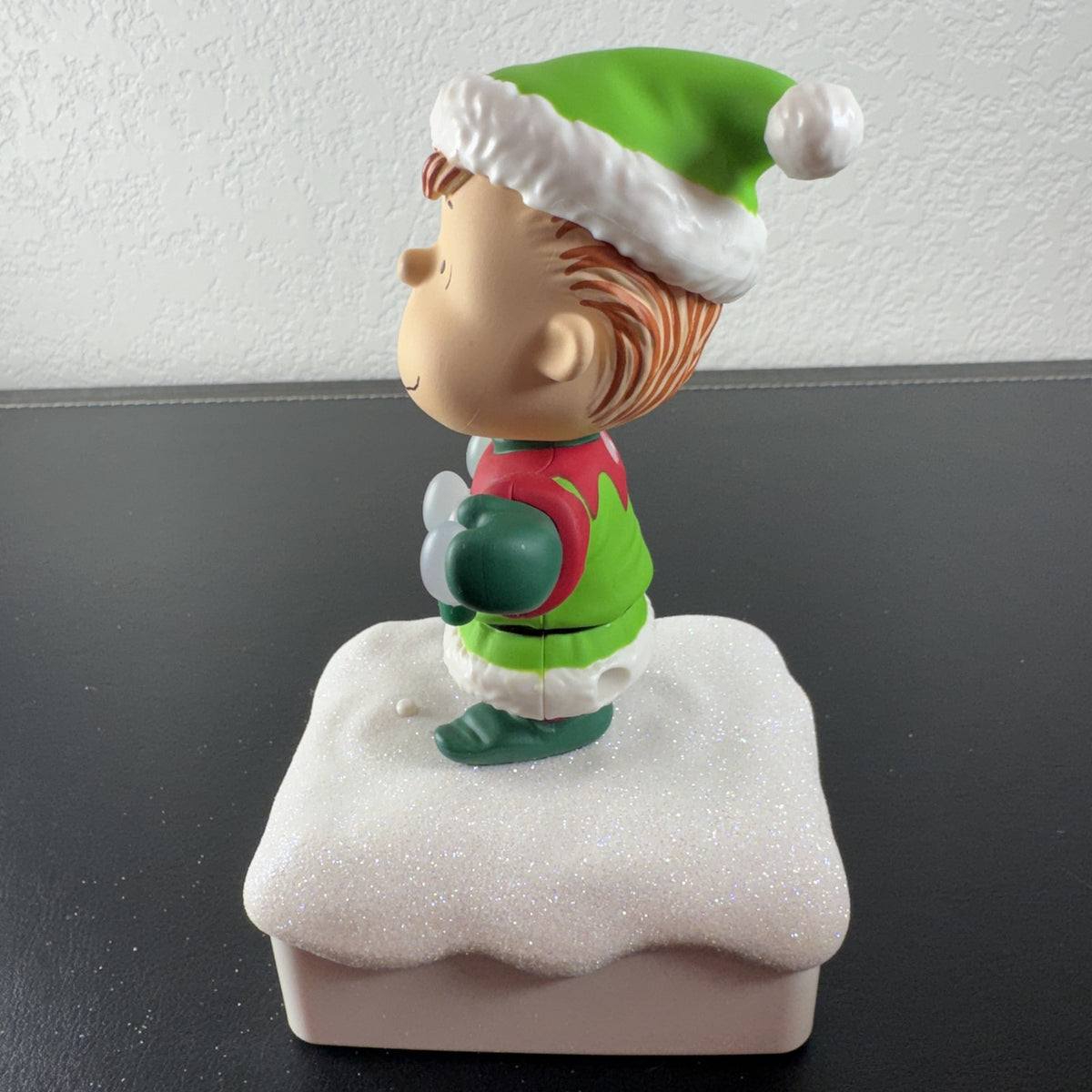 Hallmark 2015 Peanuts Linus elf musical lighted tabletop figurine on glittery snow base