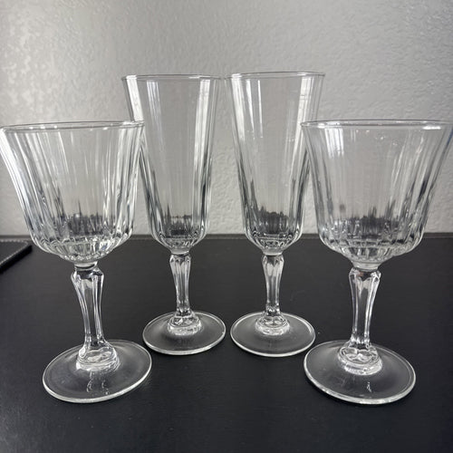 Vintage Arcoroc clear ribbed French glass stemware set featuring 2 champagne flutes and 2 wine glasses with starburst bases.