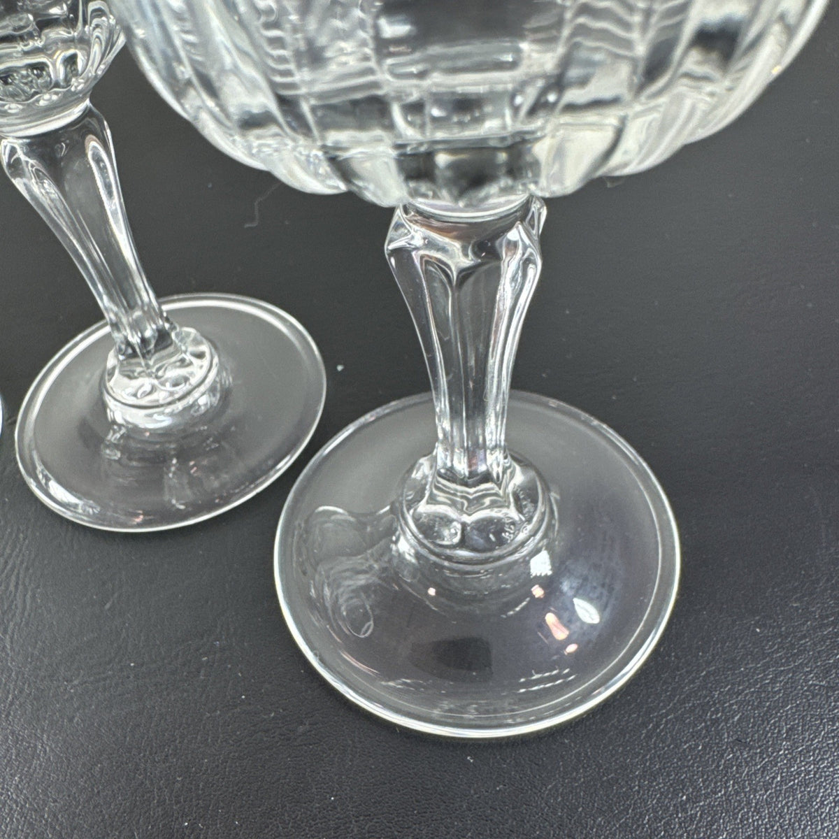 Vintage Arcoroc clear ribbed French glass stemware set featuring 2 champagne flutes and 2 wine glasses with starburst bases.