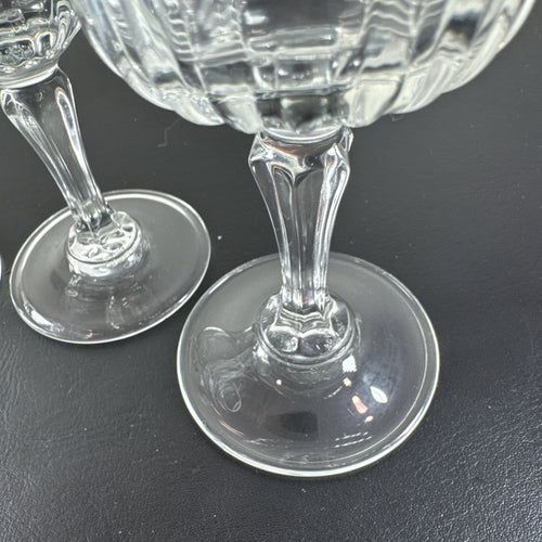 Vintage Arcoroc clear ribbed French glass stemware set featuring 2 champagne flutes and 2 wine glasses with starburst bases.