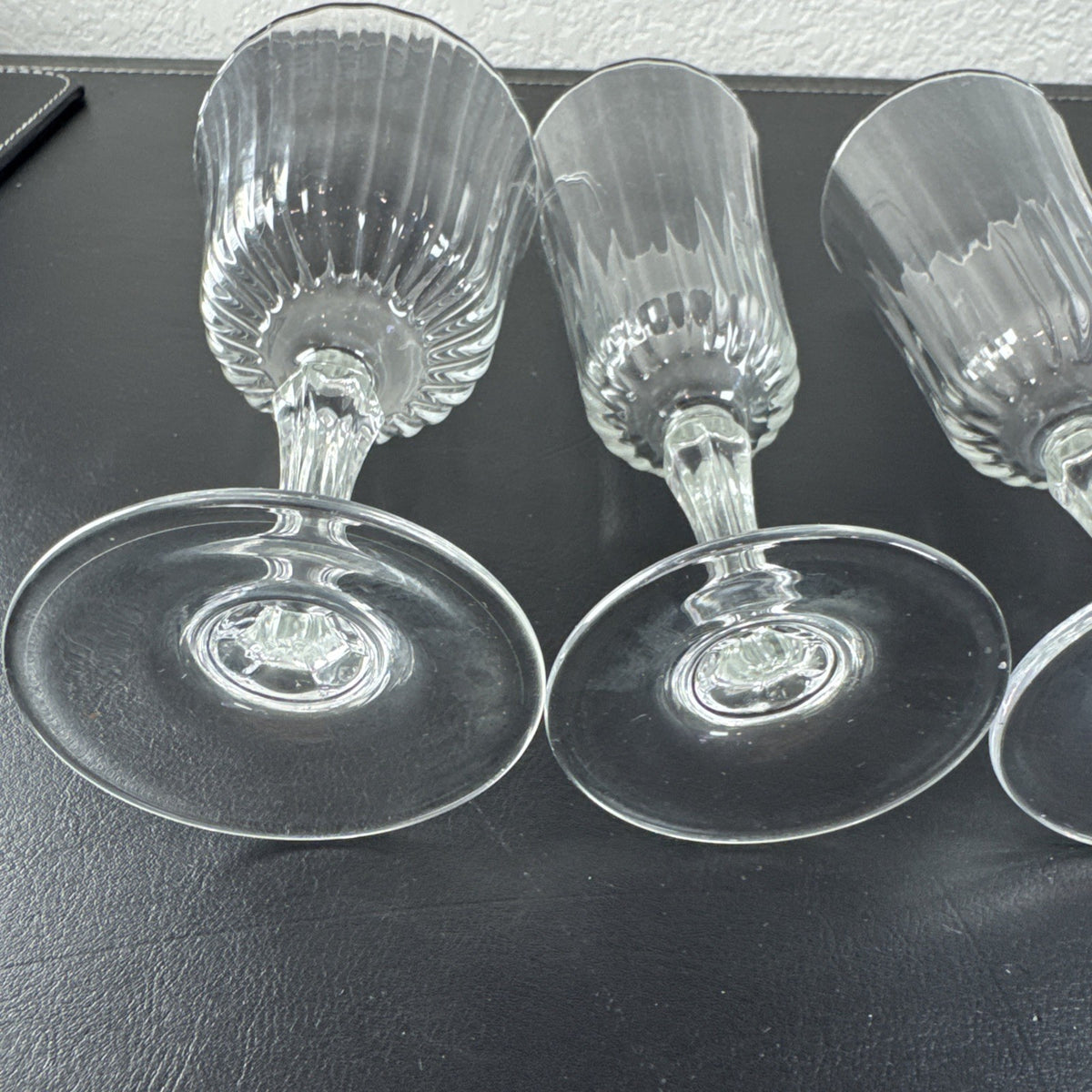 Vintage Arcoroc clear ribbed French glass stemware set featuring 2 champagne flutes and 2 wine glasses with starburst bases.