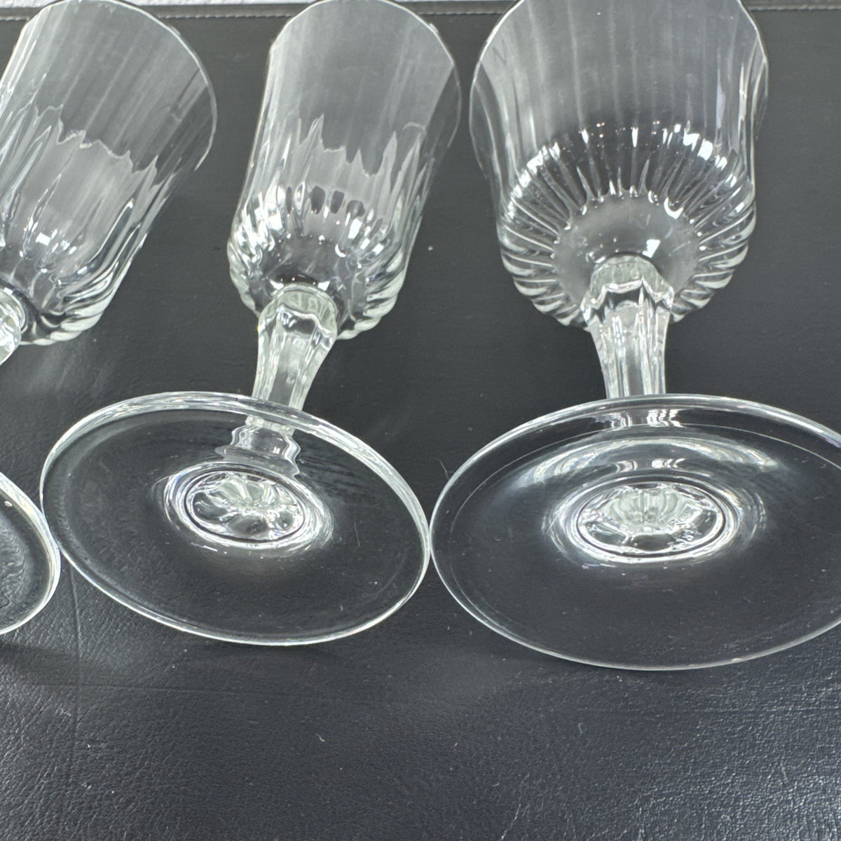 Vintage Arcoroc clear ribbed French glass stemware set featuring 2 champagne flutes and 2 wine glasses with starburst bases.