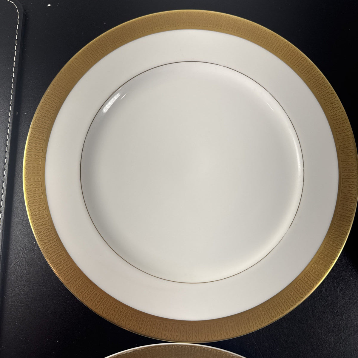 Set of 4 vintage Sango Georgetown pattern 3755 fine china dinner plates with heavy gold trim, 10.5 inch diameter.
