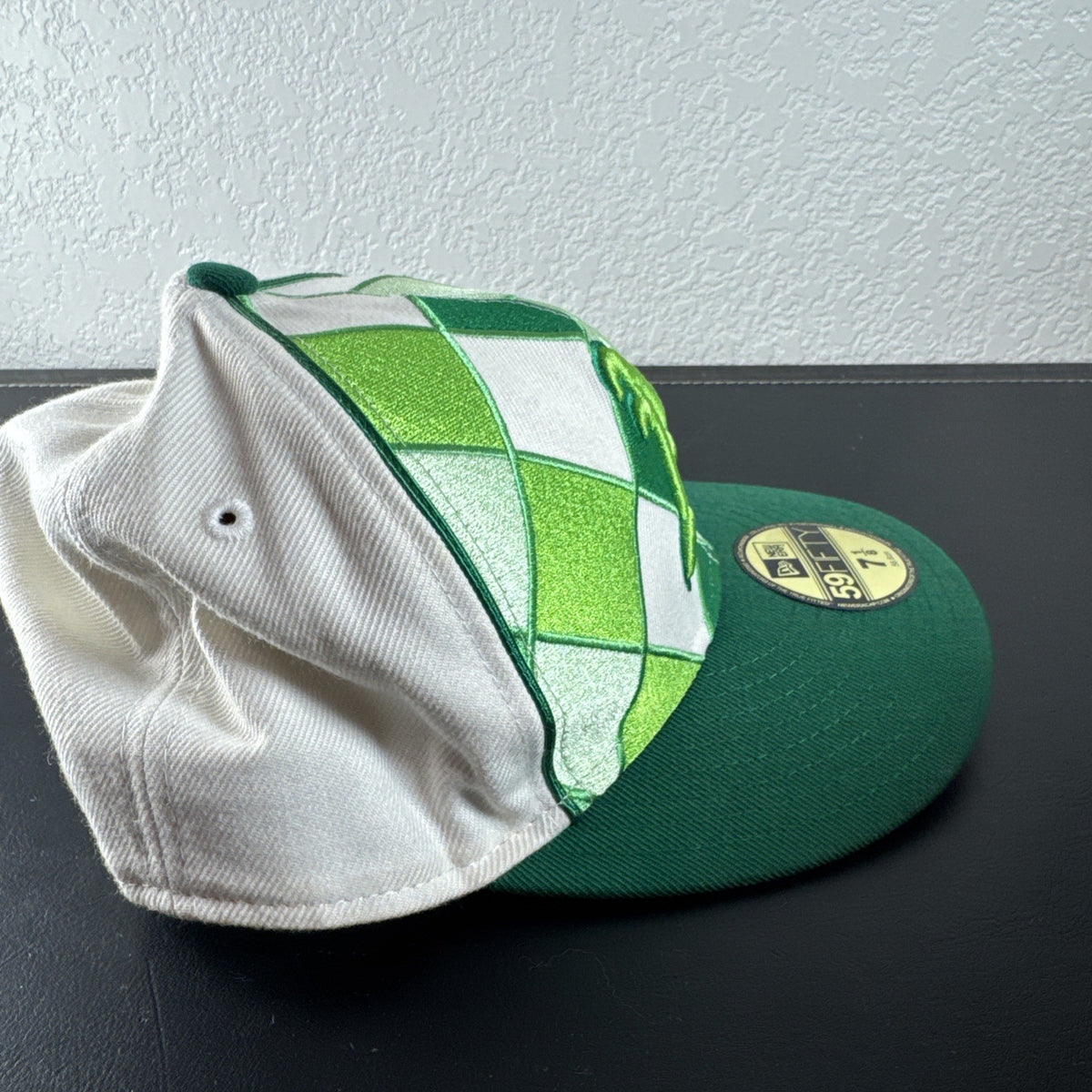 New Era 59FIFTY Oakland Athletics fitted cap in size 7 1/8 featuring green and white argyle front panels.