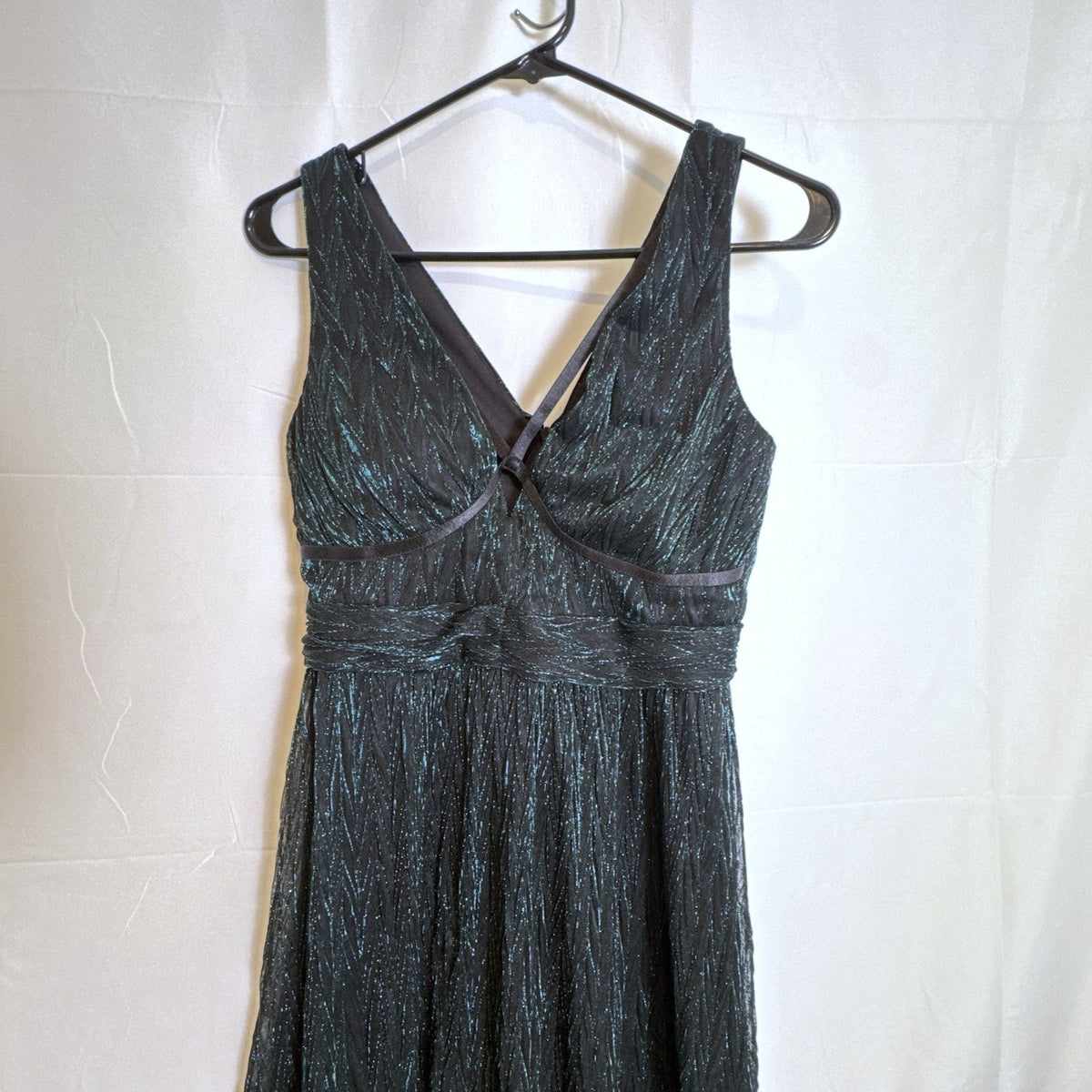 GUESS brand new with tags metallic emerald green and black v-neck crinkle maxi dress in size 4.