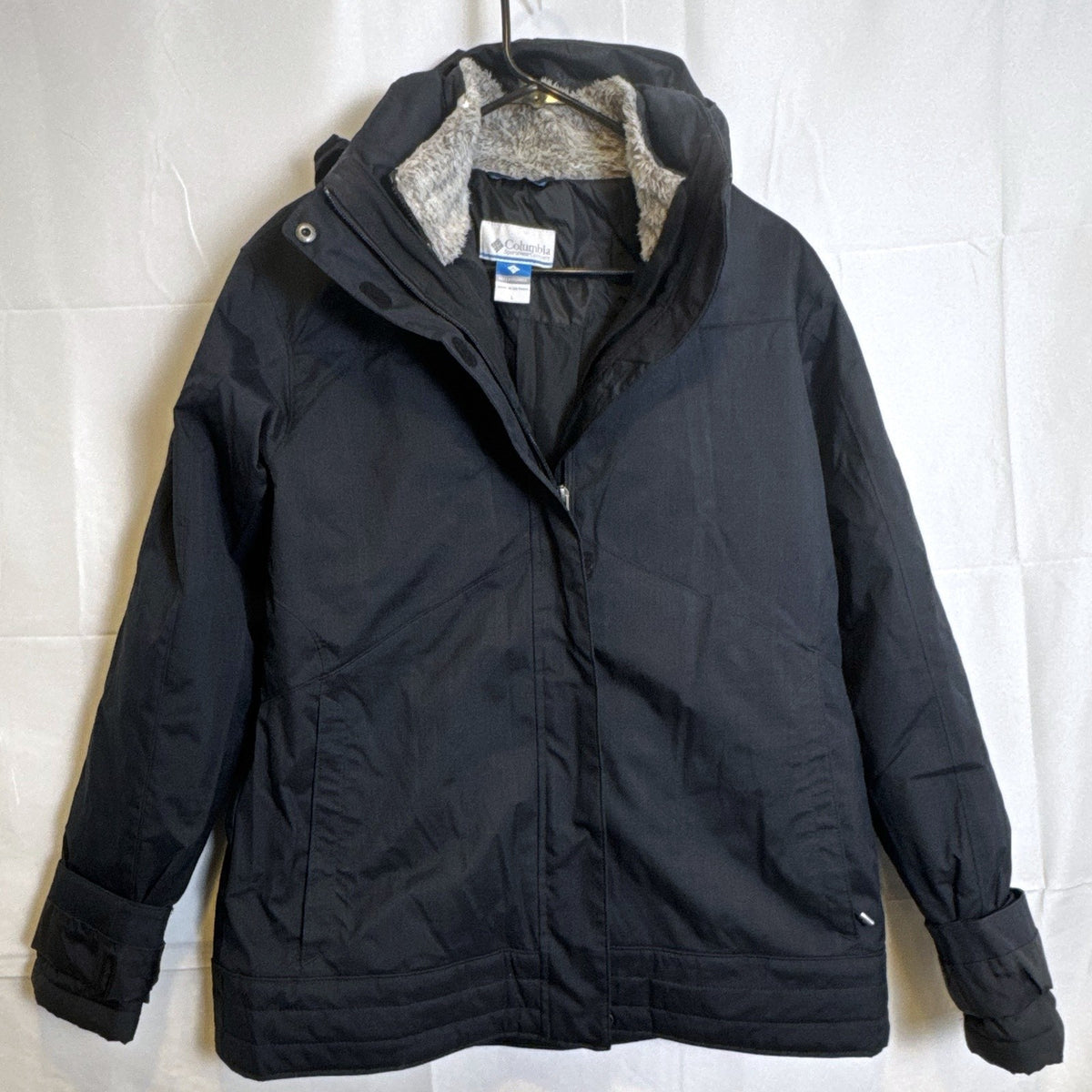 Columbia Women's Large black Interchange winter coat featuring a plush faux fur collar and full zip front.