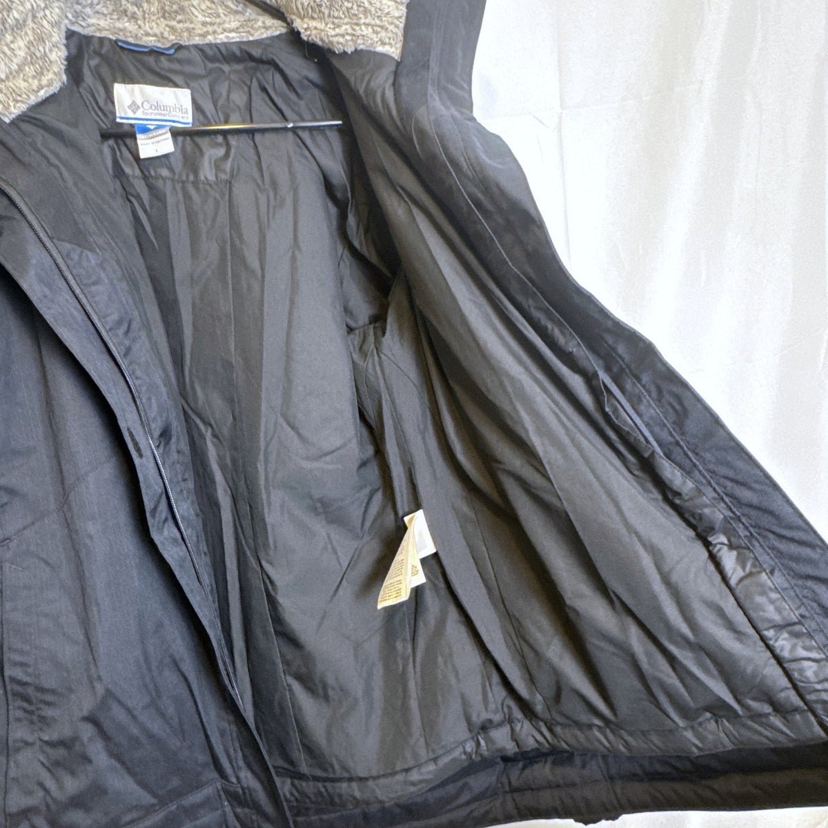 Columbia Women's Large black Interchange winter coat featuring a plush faux fur collar and full zip front.