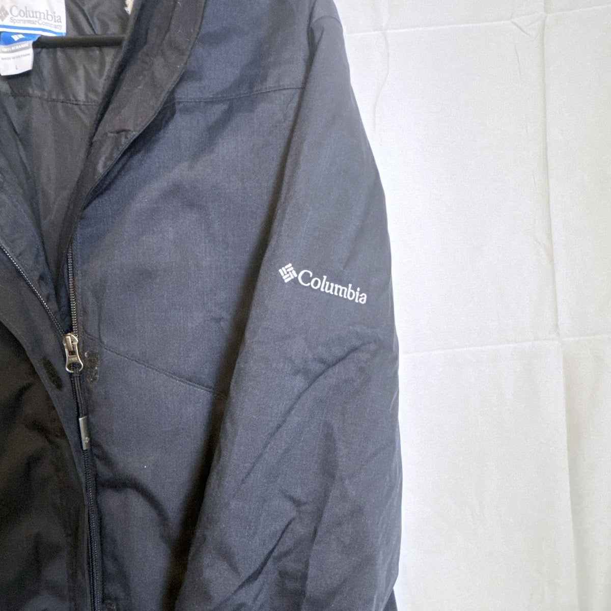 Columbia Women's Large black Interchange winter coat featuring a plush faux fur collar and full zip front.