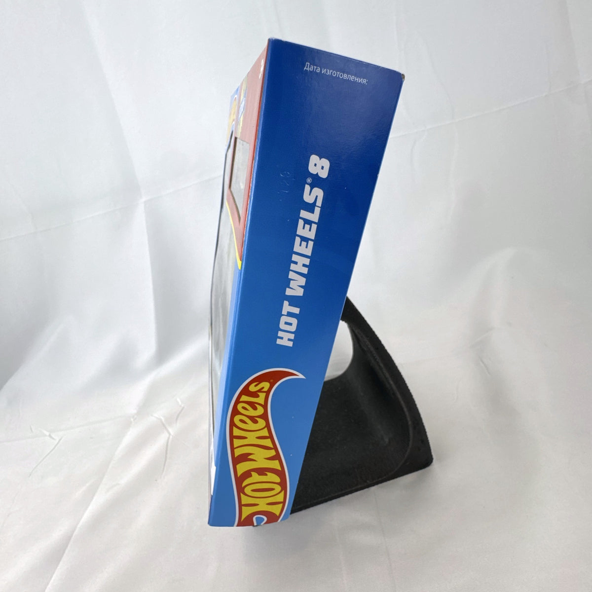 Hot Wheels 1:64 scale 8-car multipack in box featuring exclusive gold Nissan Skyline HT 2000GT-X