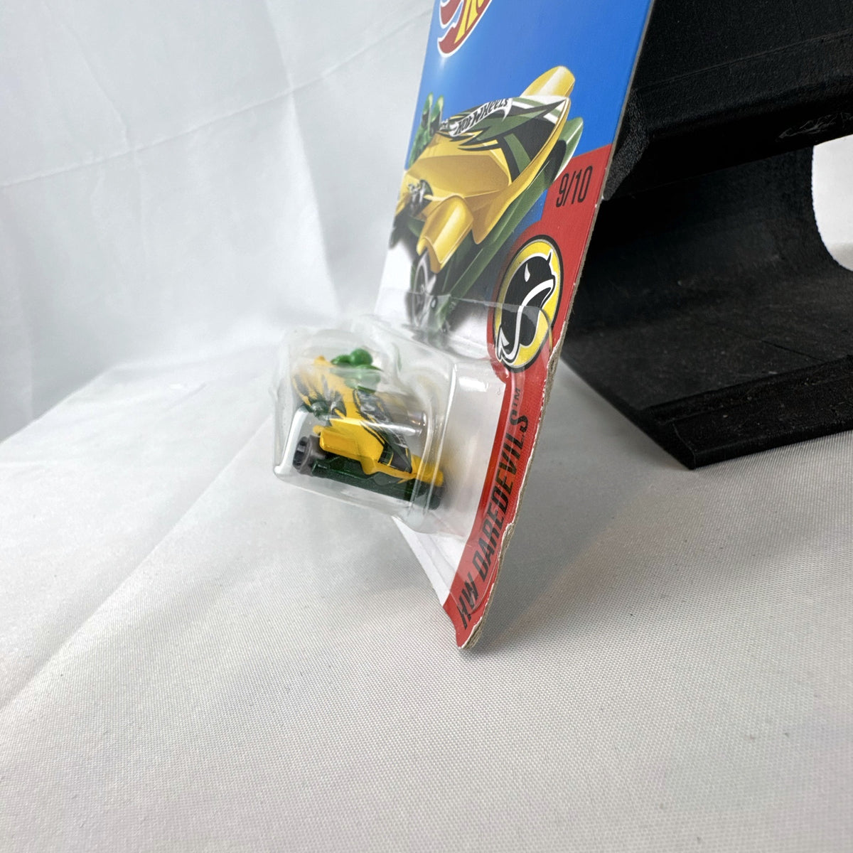 Hot Wheels Ice Shredder HW Daredevils yellow and green 1:64 scale bobsled diecast car sealed on card