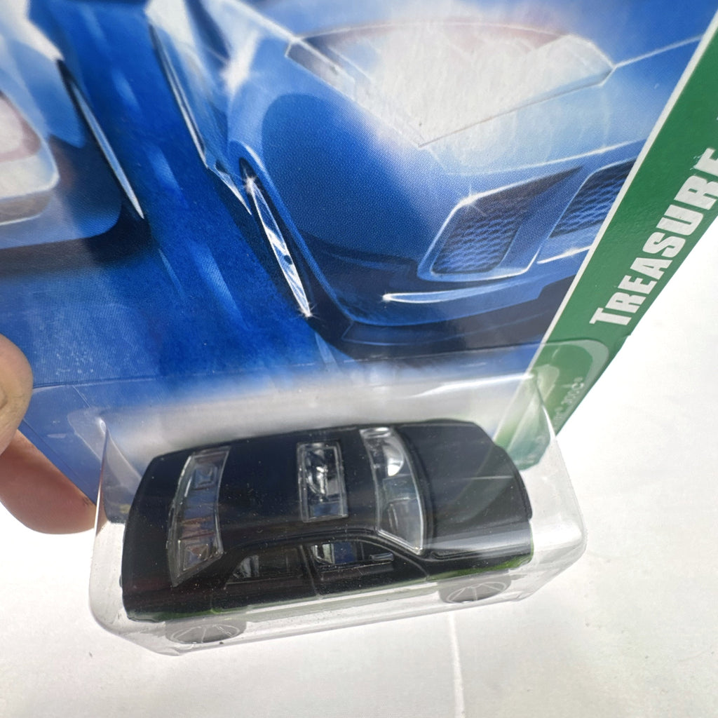 Hot Wheels 1:64 scale 2005 Chrysler 300C Treasure Hunt diecast car in metallic green, new in original blister pack.