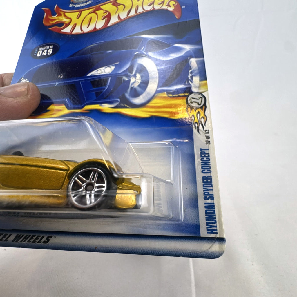Hot Wheels 2002 First Editions Hyundai Spyder Concept diecast car in metallic gold, packaged on card