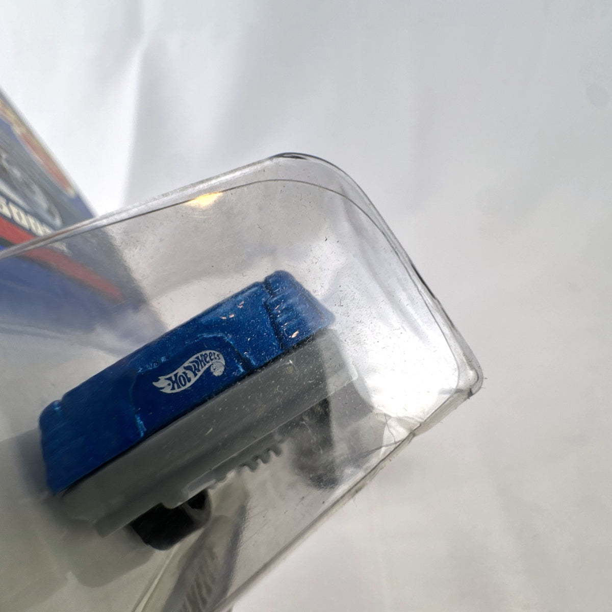 Hot Wheels 1:64 scale 1989 Mercedes-Benz 500SL convertible diecast car in metallic blue on original 2000 card.