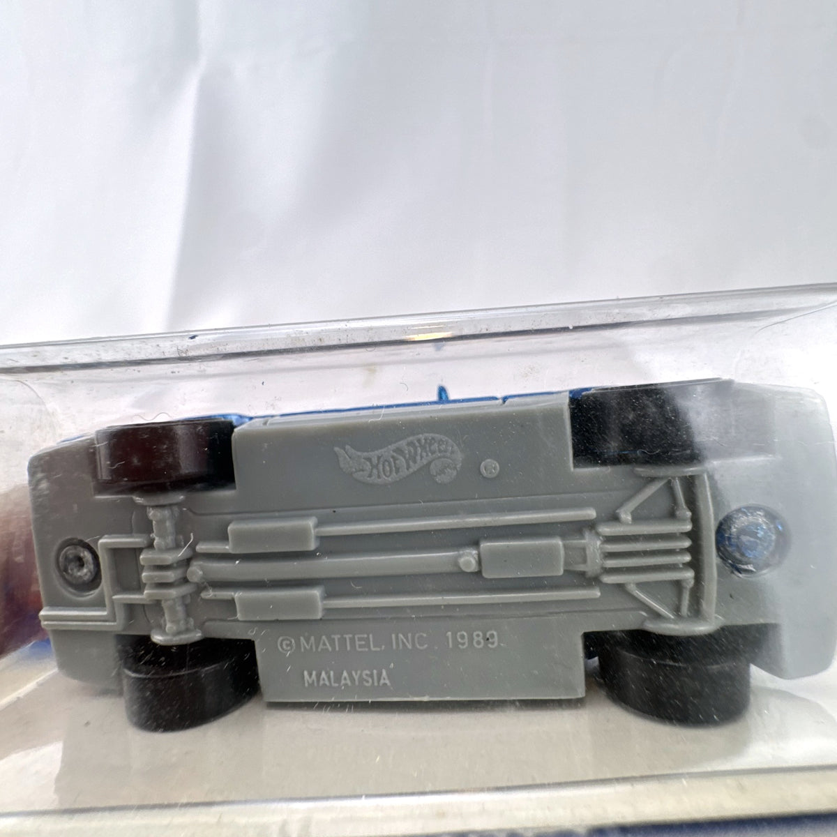 Hot Wheels 1:64 scale 1989 Mercedes-Benz 500SL convertible diecast car in metallic blue on original 2000 card.