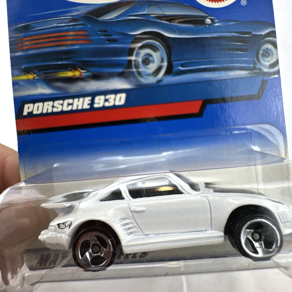 Sealed Hot Wheels 2000 Mainline Porsche 930 Turbo 1:64 diecast car in white on original blister card