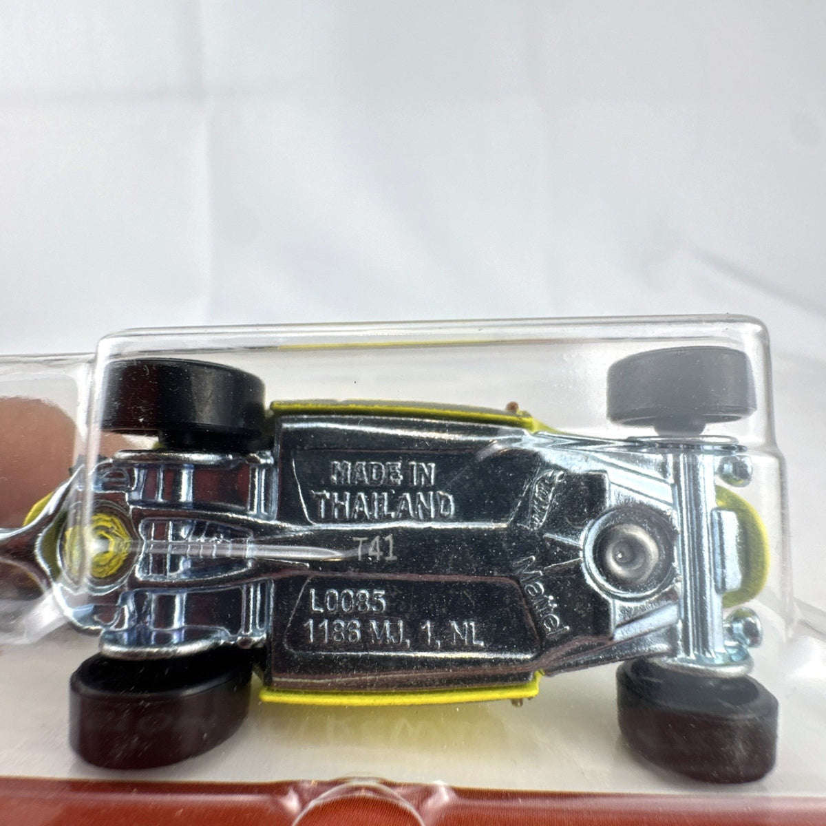 Hot Wheels 1:64 Custom Volkswagen Beetle Transformers Bumblebee yellow diecast car in original sealed package