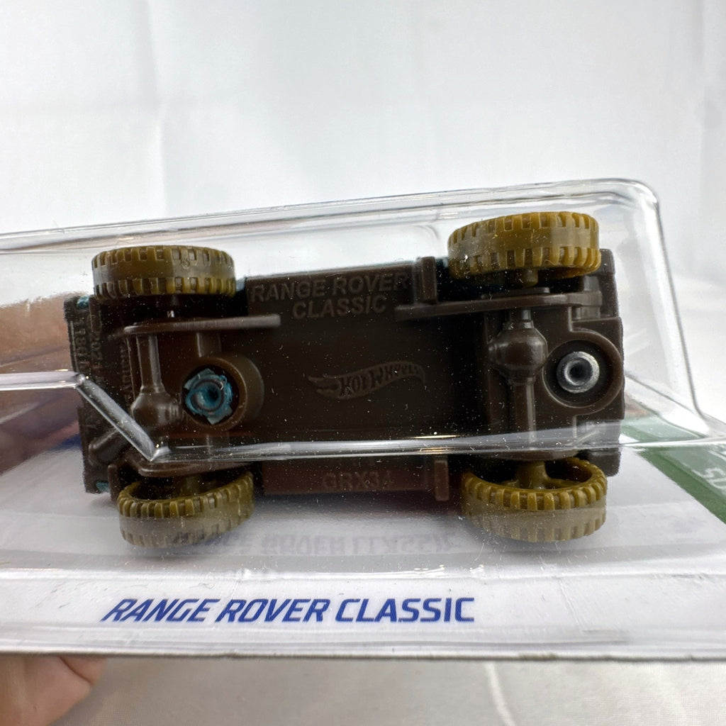 Hot Wheels 1:64 scale Land Rover Range Rover Classic Mud Studs diecast vehicle in teal sealed on original blister card