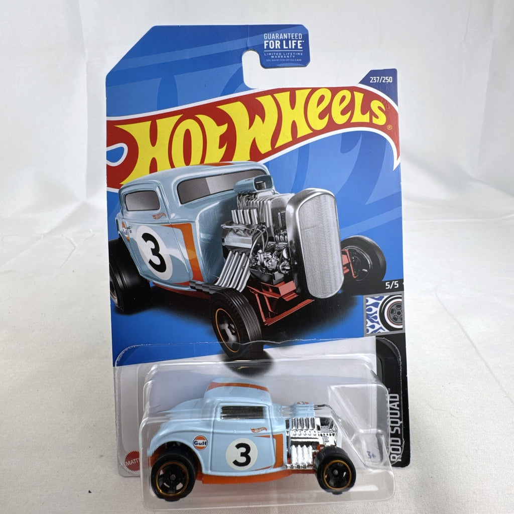 Hot Wheels 1:64 scale 1932 Ford Coupe hot rod diecast car in blue and orange Gulf Oil livery sealed on card