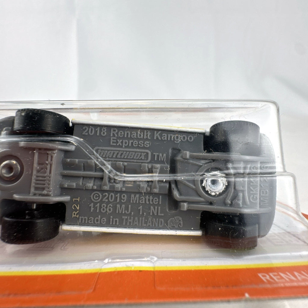 Matchbox 1:64 diecast 2018 Renault Kangoo Express van in white with Shell Oil Service livery, sealed on original card.