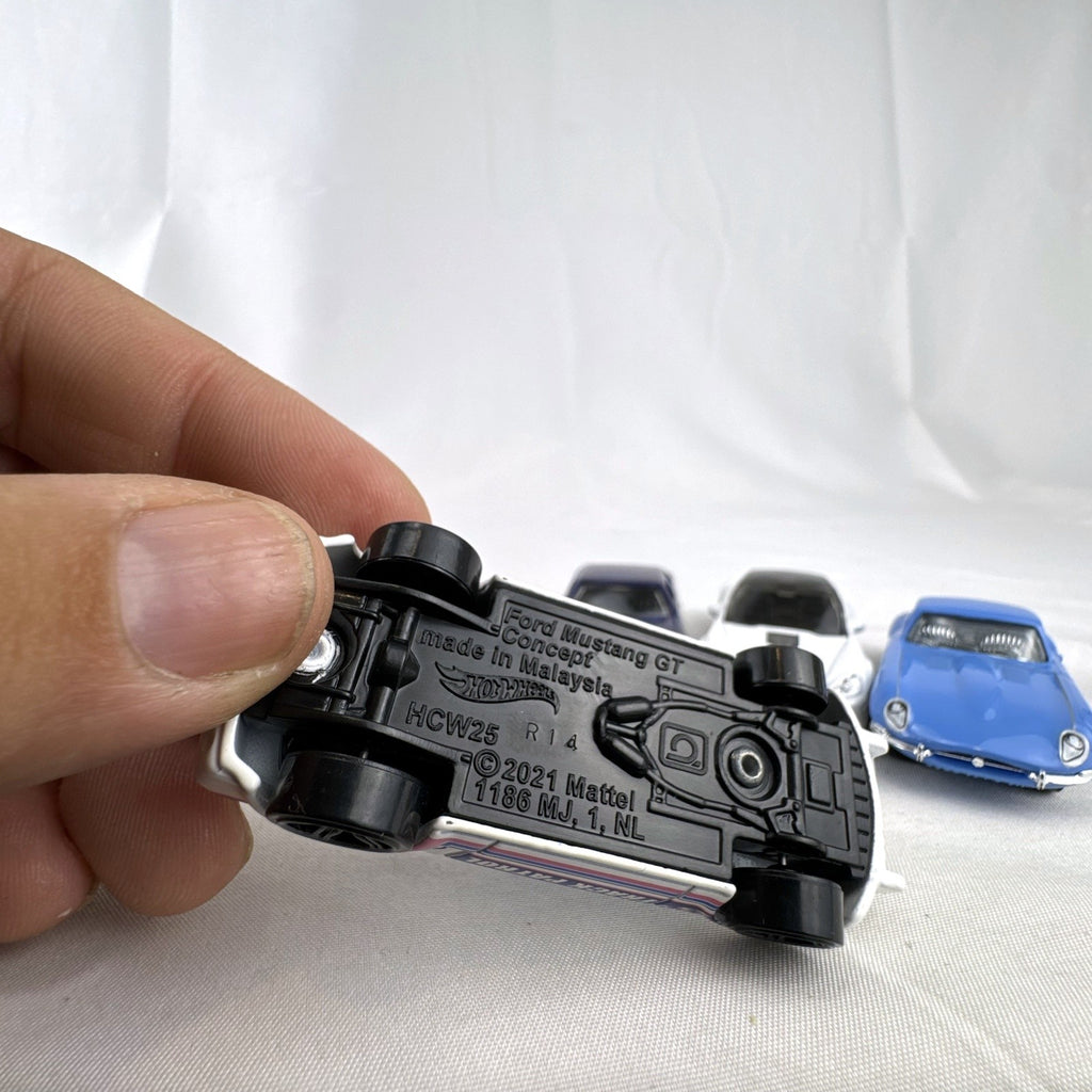 Set of 6 loose 1:64 scale Hot Wheels and Matchbox diecast cars including Corvette C8.R, Mustang, Caprice, and Jaguar E-Type