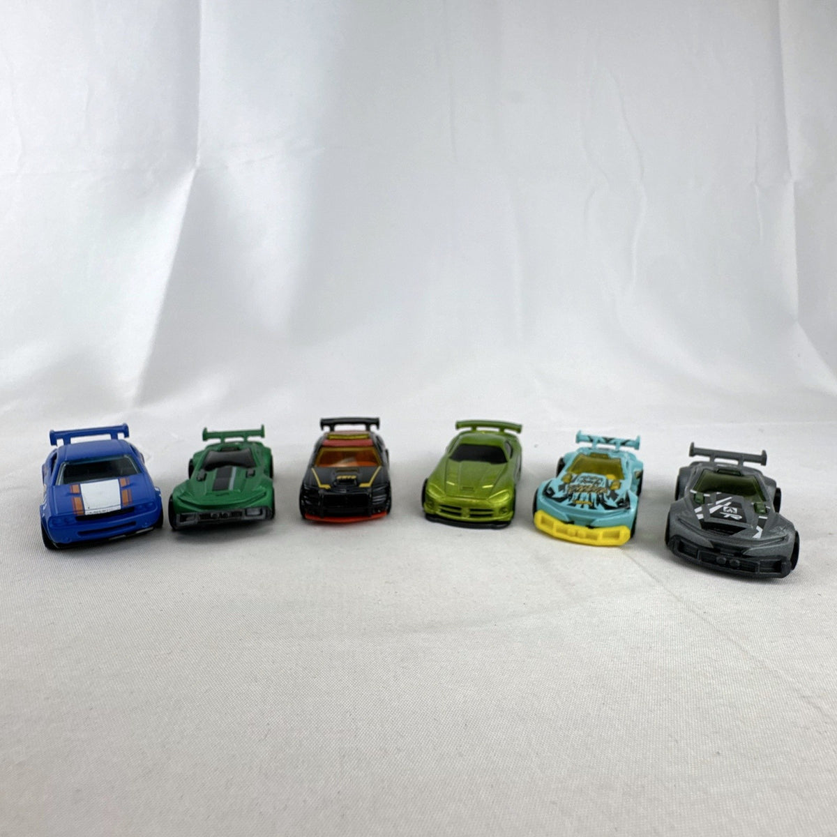 Six pre-owned 1:64 scale Hot Wheels diecast cars including Dodge Viper, Charger, Challenger, and Track Ripper models.