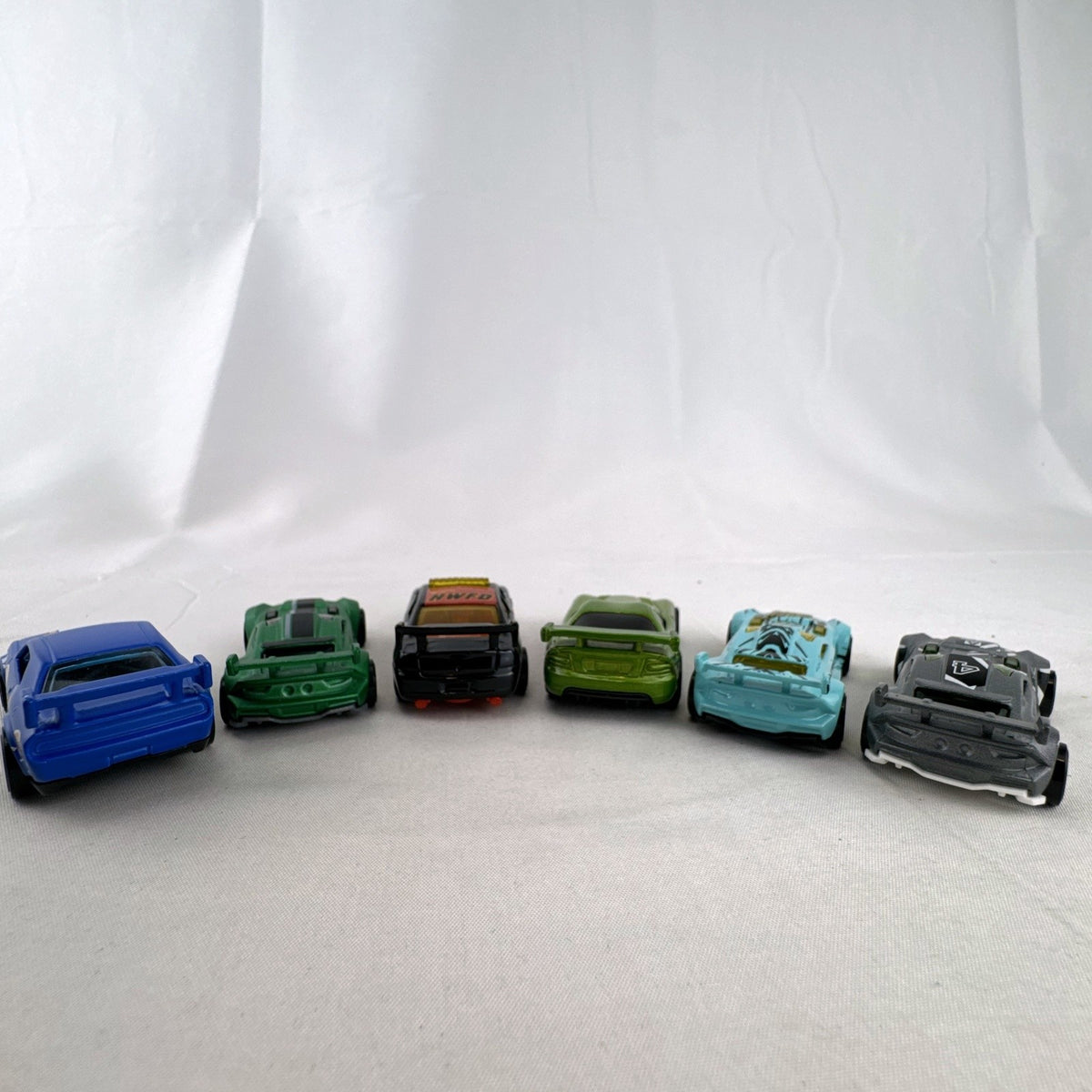 Six pre-owned 1:64 scale Hot Wheels diecast cars including Dodge Viper, Charger, Challenger, and Track Ripper models.