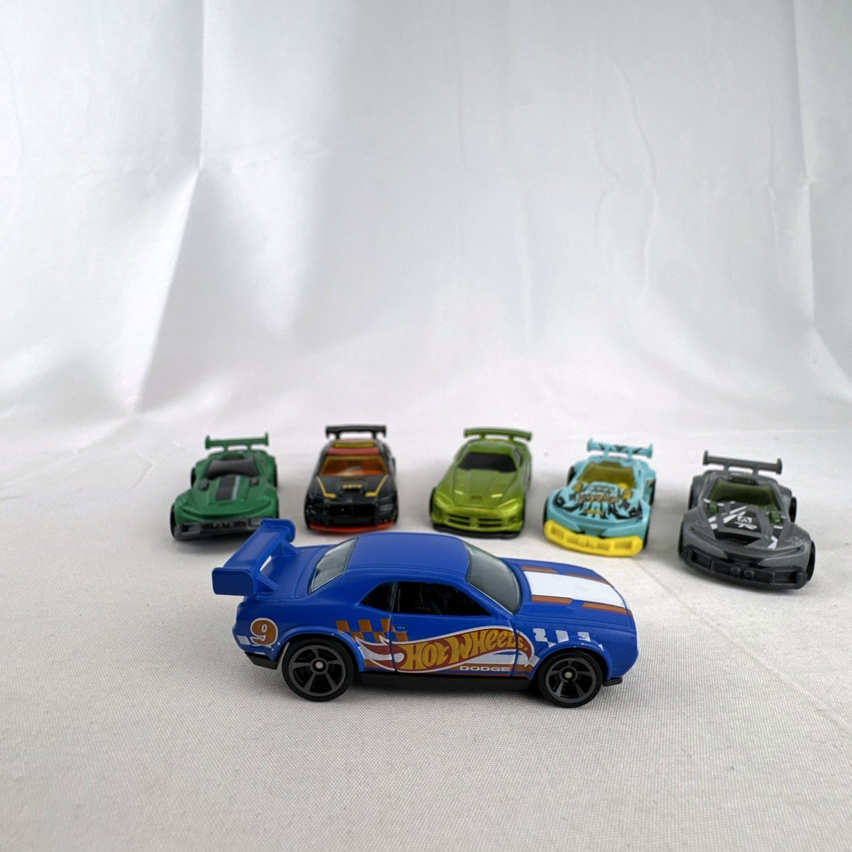 Six pre-owned 1:64 scale Hot Wheels diecast cars including Dodge Viper, Charger, Challenger, and Track Ripper models.