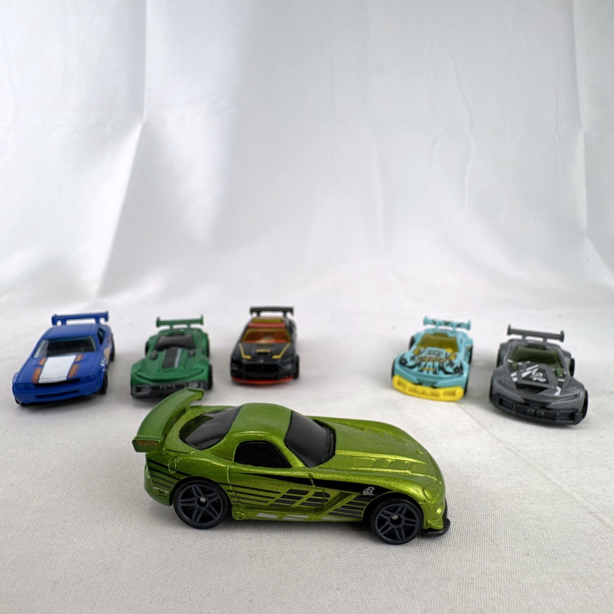 Six pre-owned 1:64 scale Hot Wheels diecast cars including Dodge Viper, Charger, Challenger, and Track Ripper models.