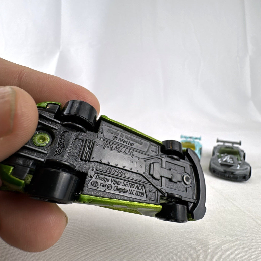 Six pre-owned 1:64 scale Hot Wheels diecast cars including Dodge Viper, Charger, Challenger, and Track Ripper models.
