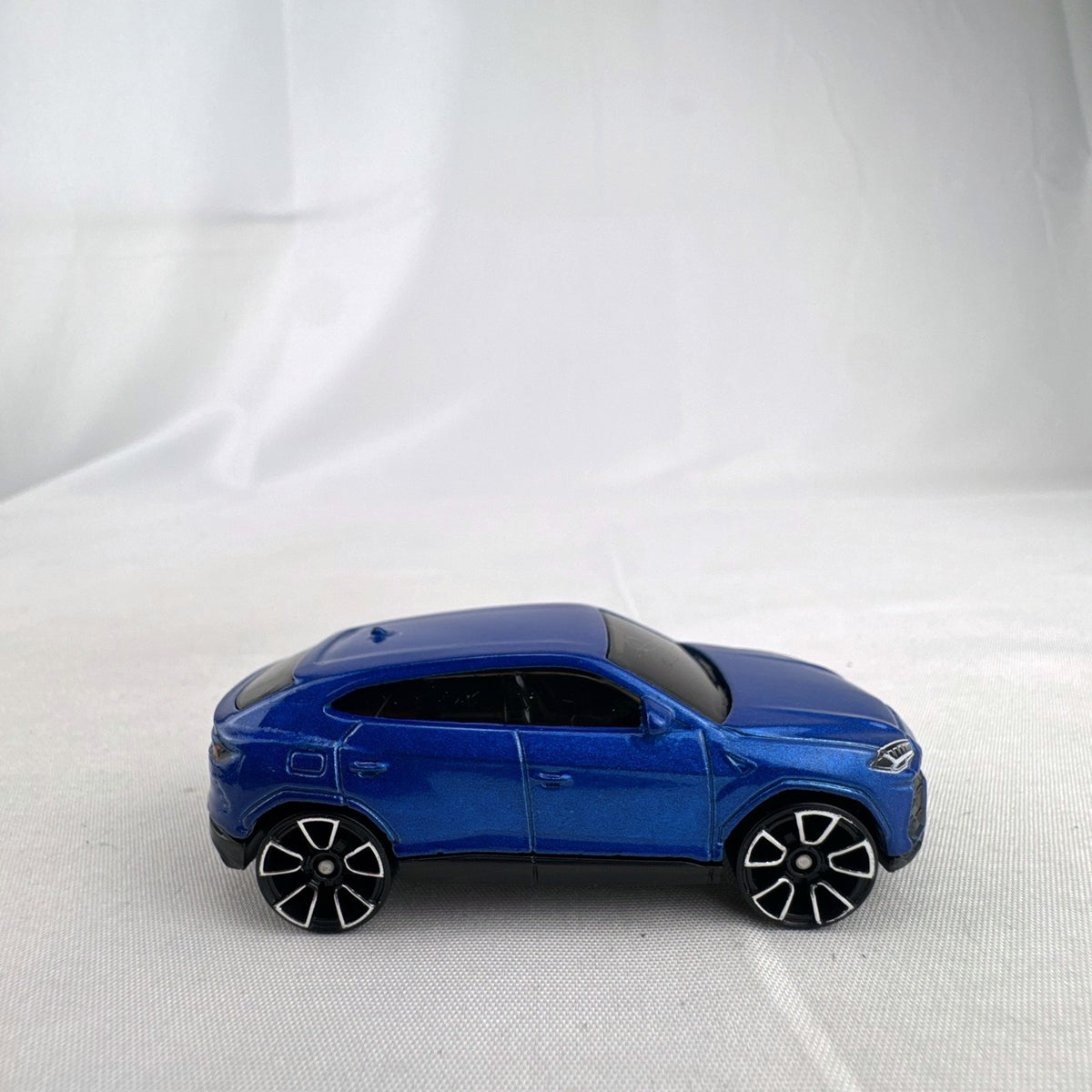 Hot Wheels 2017 Lamborghini Urus 1:64 scale diecast SUV in metallic blue