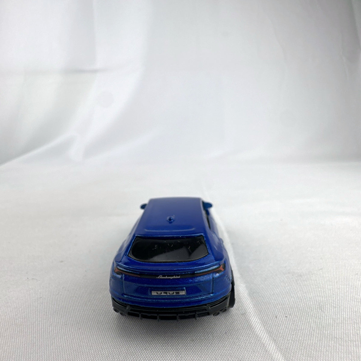 Hot Wheels 2017 Lamborghini Urus 1:64 scale diecast SUV in metallic blue