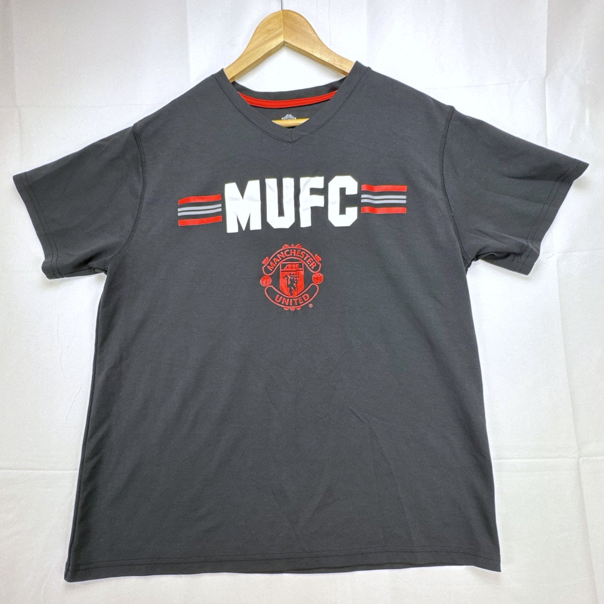 Manchester United men's size XL black V-neck soccer graphic t-shirt with team crest.