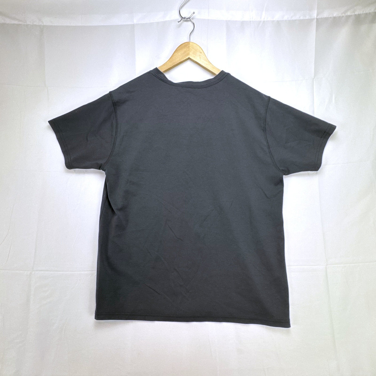 Manchester United men's size XL black V-neck soccer graphic t-shirt with team crest.