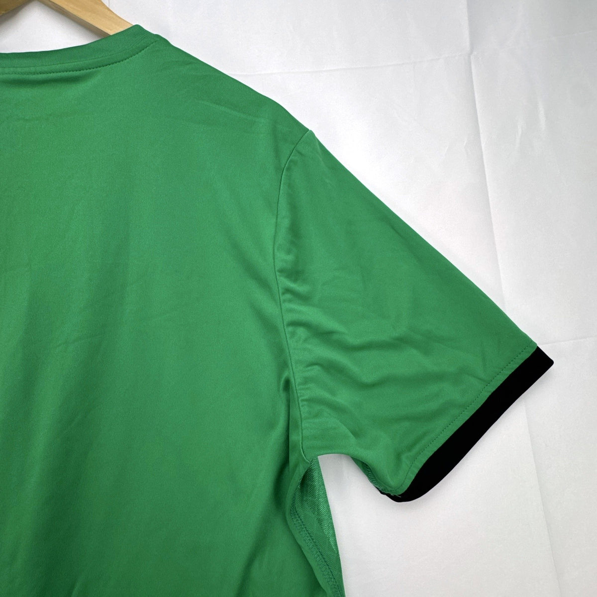 Green Umbro Mexico national team soccer jersey with black trim in men's size Large