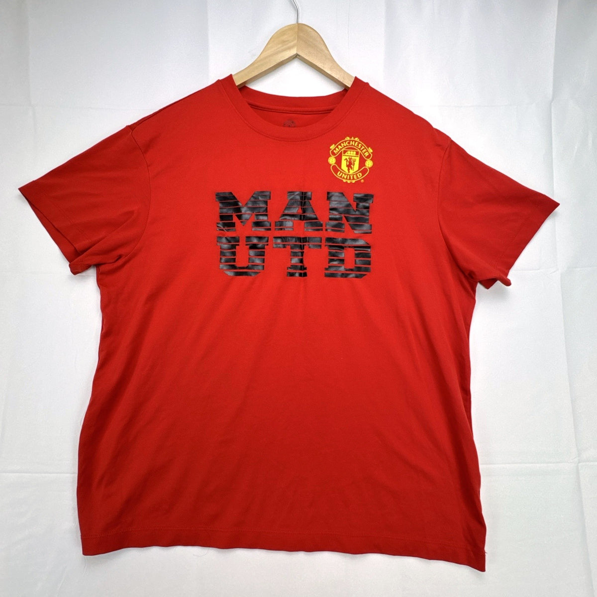 Manchester United men's XL red graphic t-shirt featuring the club crest and bold MAN UTD chest print.