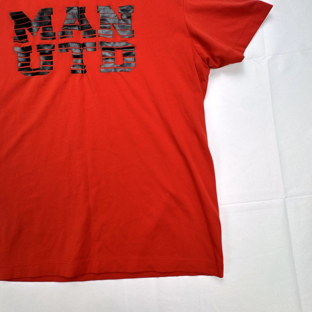 Manchester United men's XL red graphic t-shirt featuring the club crest and bold MAN UTD chest print.