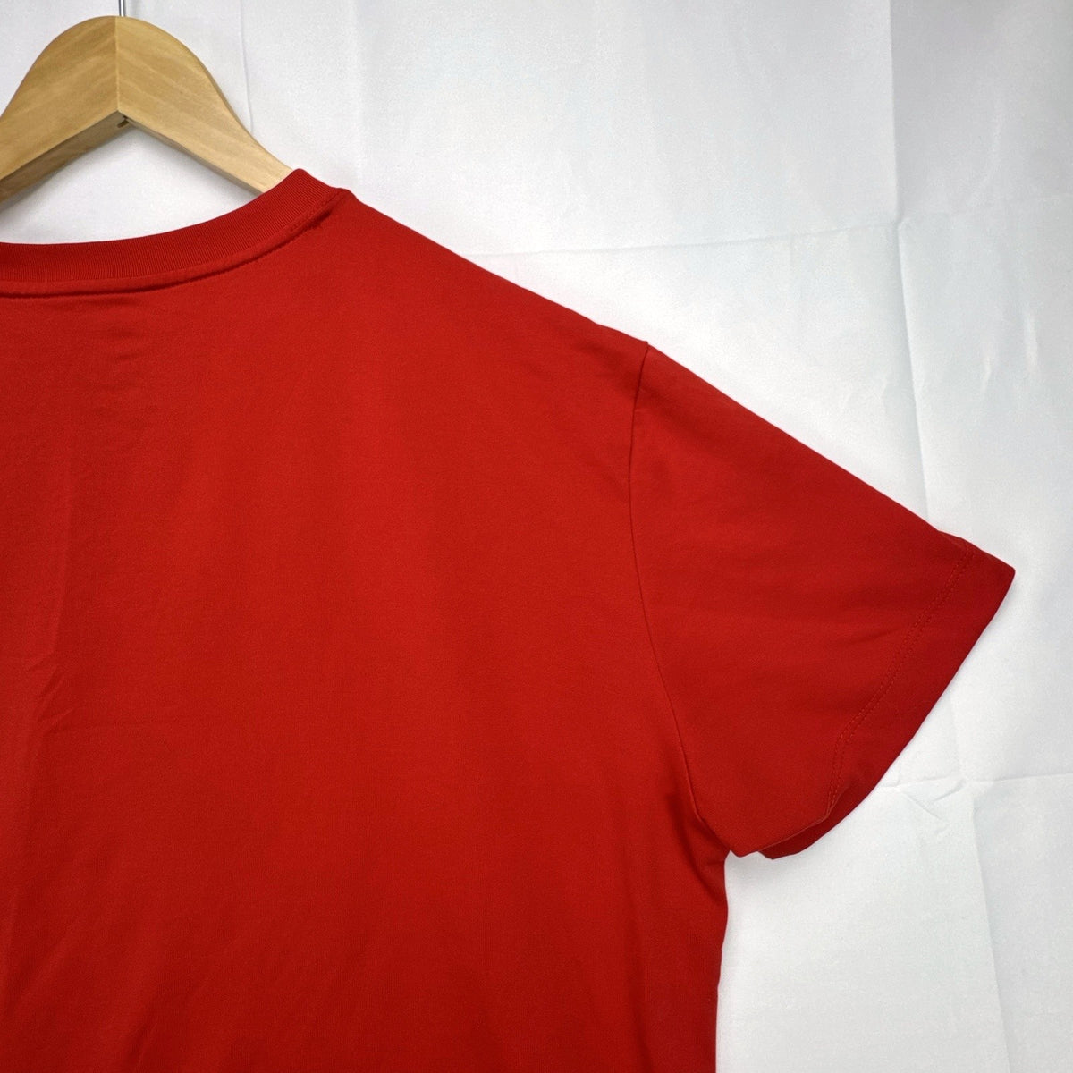 Manchester United men's XL red graphic t-shirt featuring the club crest and bold MAN UTD chest print.